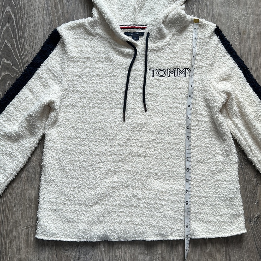 TOMMY HILFIGER White & Navy Fuzzy Fleece Crop Pullover Hoodie - Picture 9 of 9